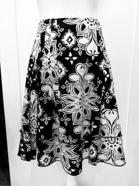 White House Black Market Black and White Floral Circle Skirt Size 2